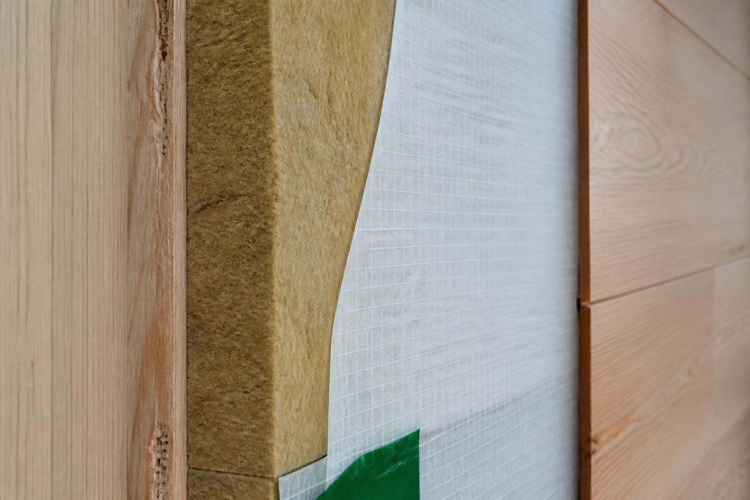 découvrez l'utilité d'un pare-vapeur dans l'isolation de votre maison et apprenez comment bien le choisir pour garantir une protection optimale contre l'humidité.