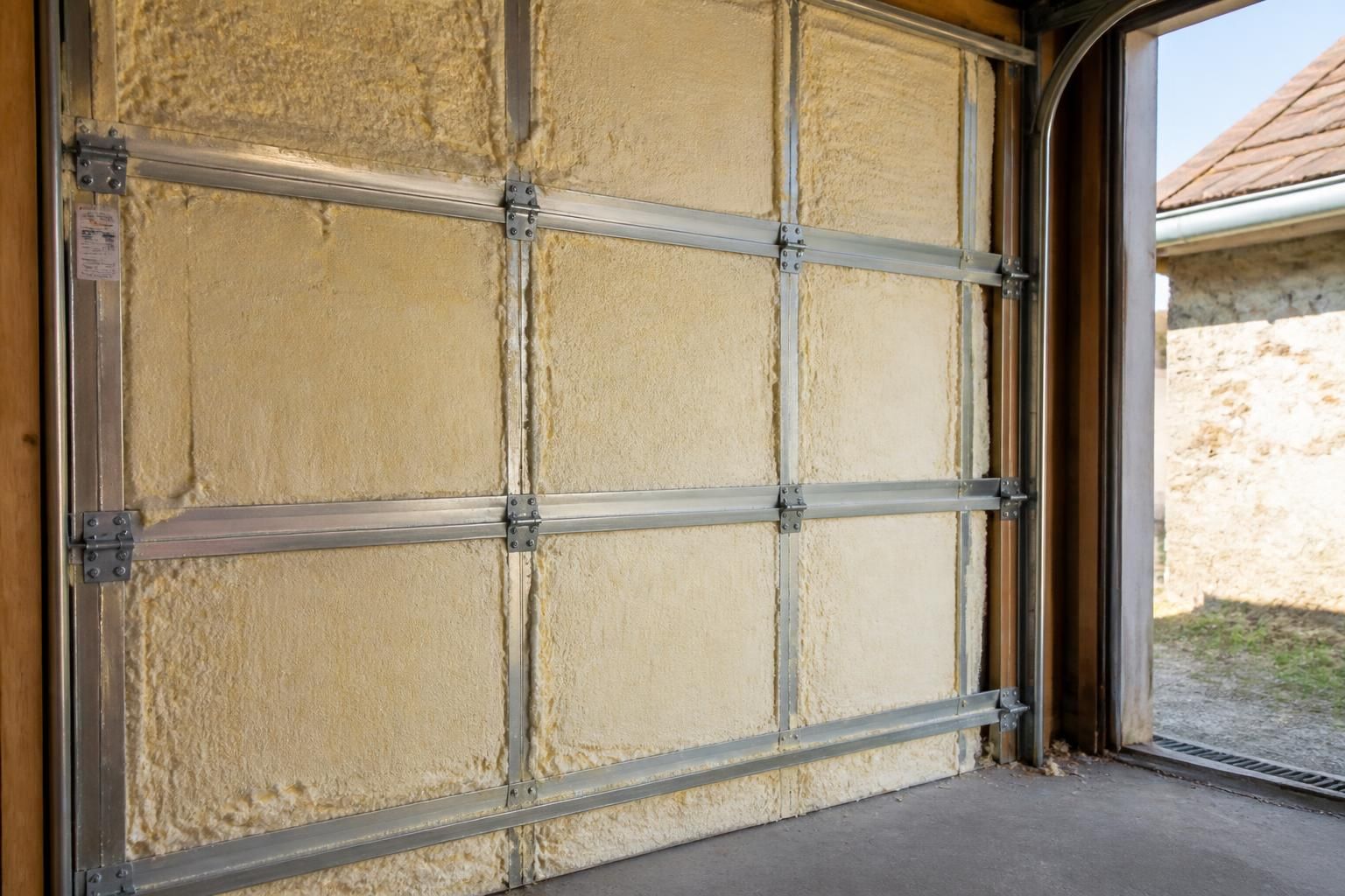 découvrez des astuces efficaces pour améliorer l'isolation de votre porte de garage et réduire votre consommation d'énergie tout en augmentant le confort de votre maison.