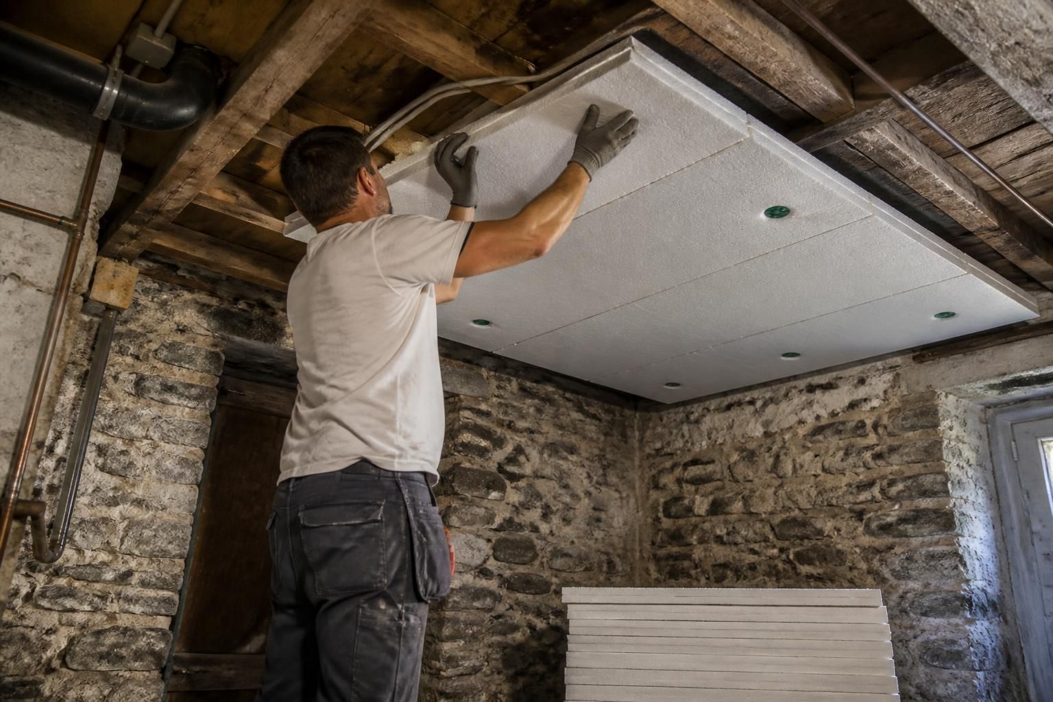 découvrez nos conseils pratiques pour bien choisir l'isolation de votre plafond en 2026 et optimiser confort thermique et économies d'énergie.