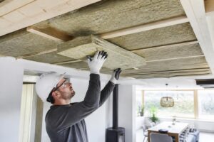 découvrez nos conseils pratiques pour bien choisir l'isolation de votre plafond en 2026, afin d'améliorer le confort thermique de votre maison et réaliser des économies d'énergie.
