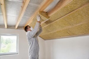 découvrez comment bien isoler votre plafond pour réduire votre consommation d'énergie et améliorer le confort de votre maison grâce à nos conseils pratiques et efficaces.