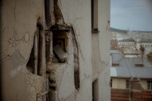 explorez les secrets et les réalités cachés derrière la façade, pour mieux comprendre ce qui se cache réellement au-delà des apparences.