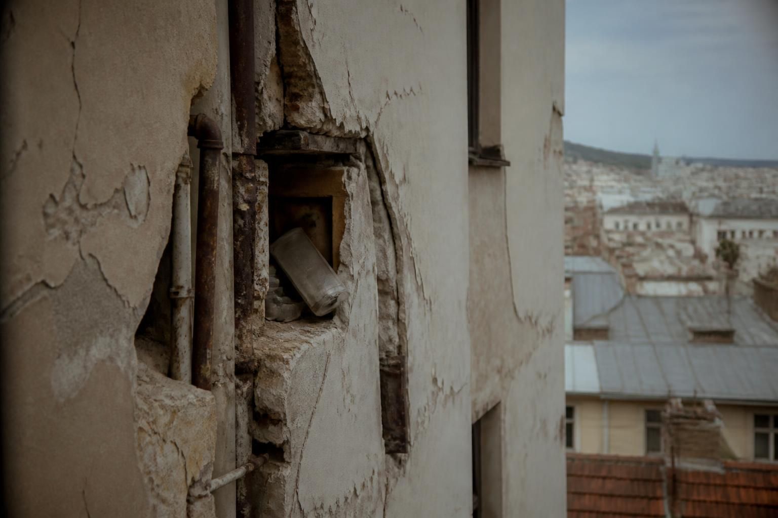 explorez les secrets et les réalités cachés derrière la façade, pour mieux comprendre ce qui se cache réellement au-delà des apparences.