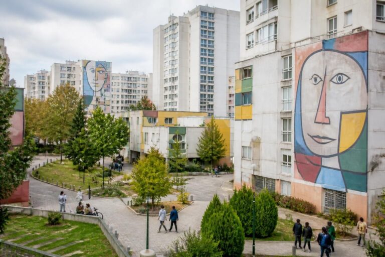 explorez la cité pablo picasso à nanterre : découvrez son histoire riche et ses particularités uniques qui font de ce quartier un lieu incontournable à visiter.