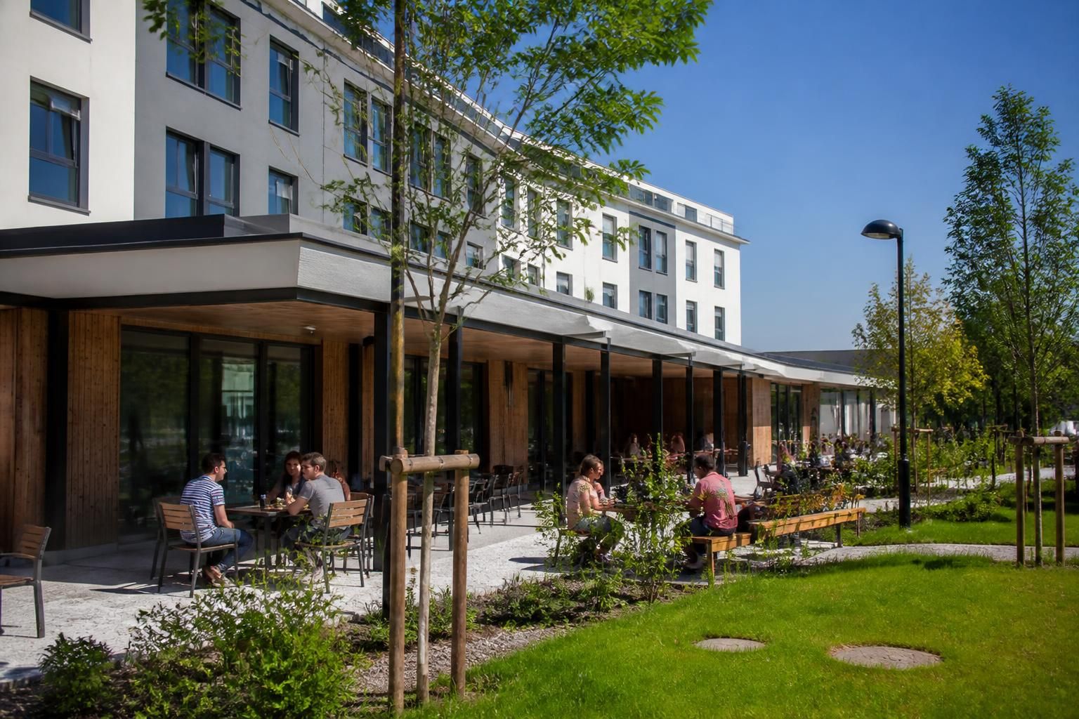 découvrez la cité universitaire de la robertsau : un lieu de vie étudiante dynamique avec des logements confortables, des services adaptés et une ambiance conviviale pour réussir vos études.