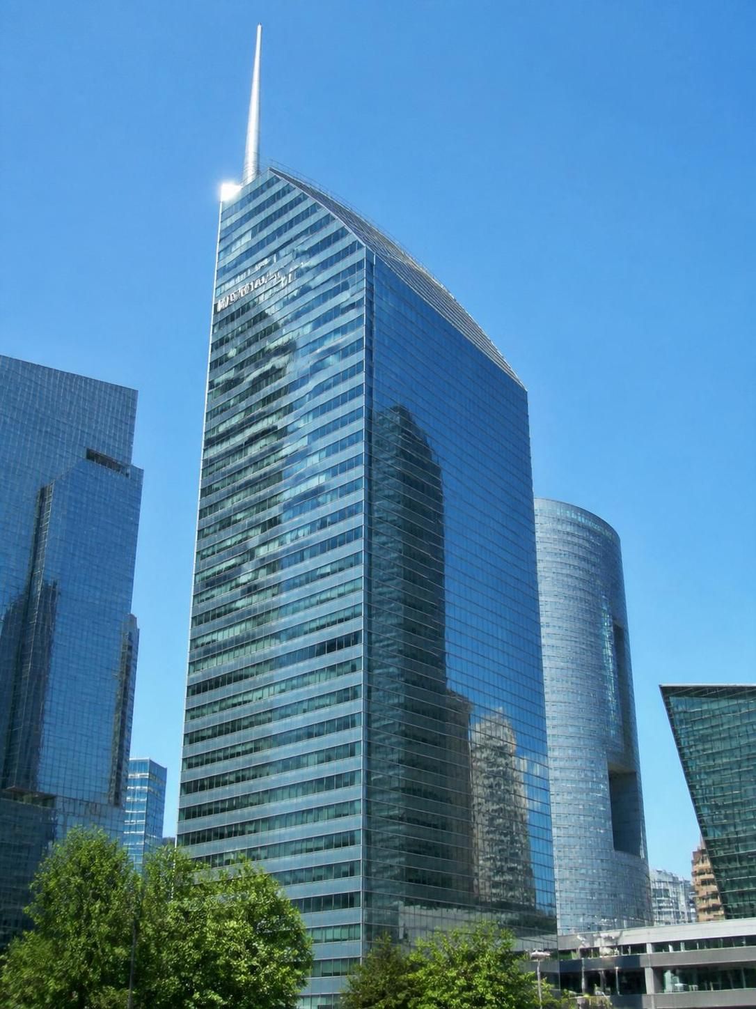 explorez la tour europlaza, un emblème de l'architecture moderne à paris, alliant design innovant et élégance urbaine au cœur de la capitale.