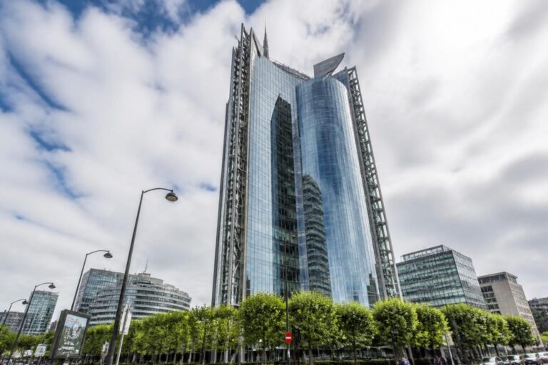 découvrez la tour europlaza, un symbole emblématique de l’architecture moderne à paris, alliant design innovant et élégance urbaine au cœur de la capitale.