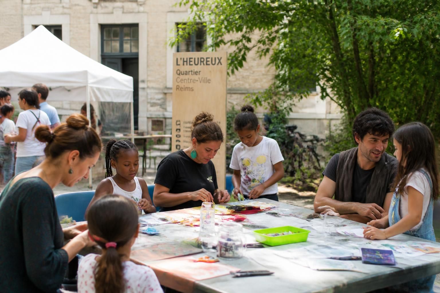 explorez le foyer remois à reims, découvrez son histoire riche et les activités variées qu'il propose pour tous les âges.