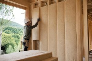 découvrez les avantages de l'isolation par laine de bois et obtenez des conseils pratiques pour optimiser votre confort thermique tout en adoptant une solution écologique.