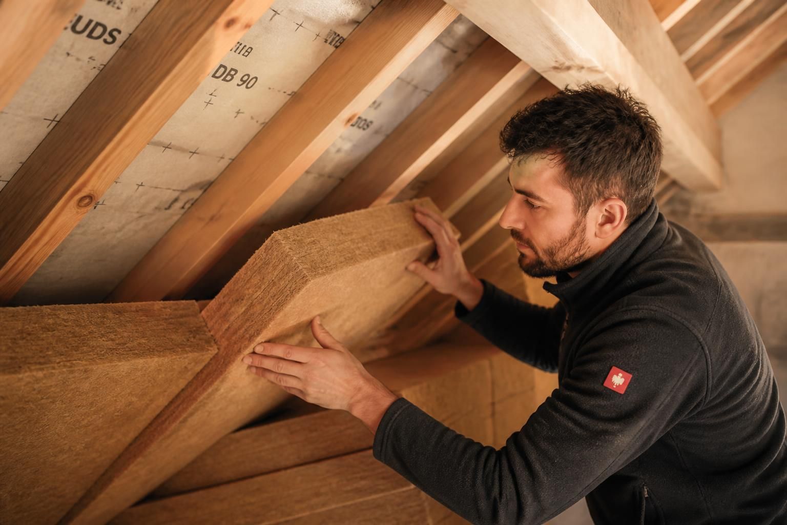 découvrez les avantages de l'isolation de votre maison avec la fibre de bois et nos conseils pratiques pour une installation efficace et écologique.