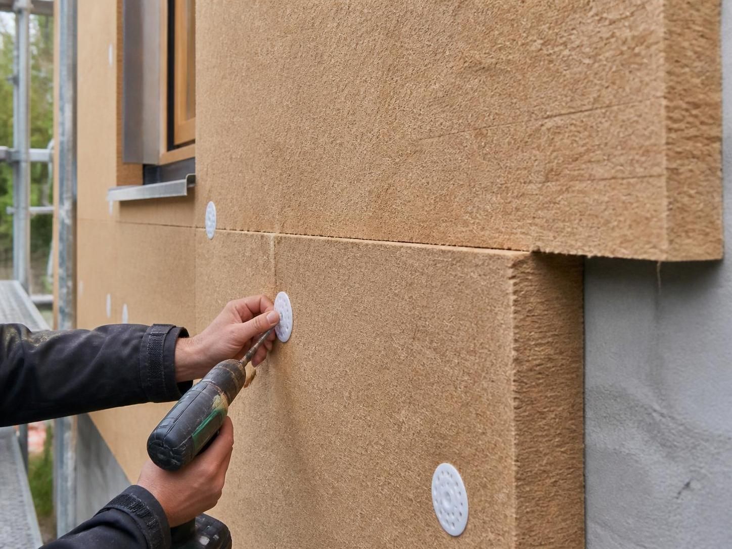 découvrez comment isoler efficacement votre maison avec la fibre de bois, ses nombreux avantages écologiques et économiques, ainsi que des conseils pratiques pour réussir votre projet d'isolation.