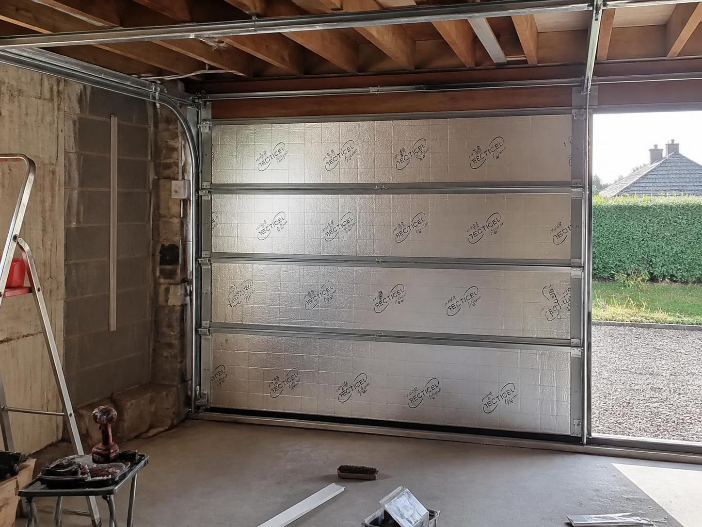 découvrez pourquoi il est important de choisir un isolant pour votre porte de garage et apprenez comment l’installer facilement pour améliorer le confort et économiser de l’énergie.