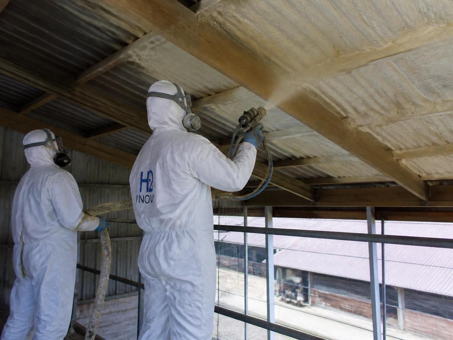 découvrez tout ce qu'il faut savoir sur la mousse polyuréthane projetée, ses caractéristiques, avantages et principales applications dans l'isolation et la construction.