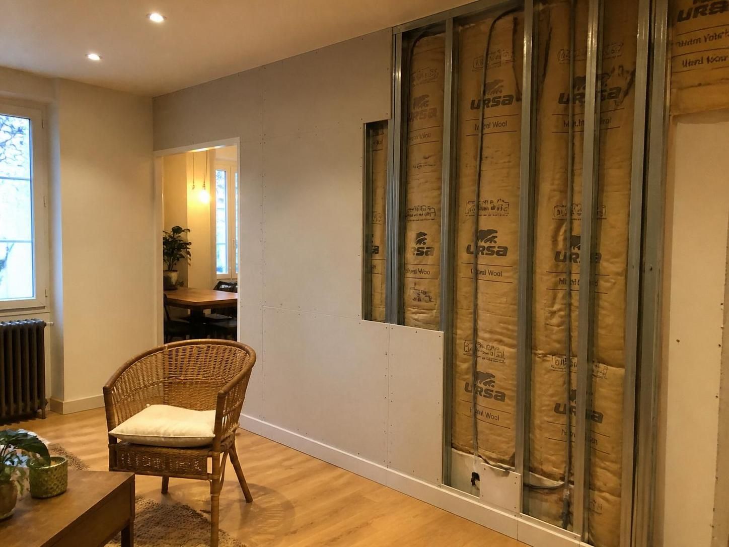 découvrez comment l'isolation par l'intérieur peut améliorer le confort thermique et acoustique de votre maison tout en réduisant vos dépenses énergétiques.