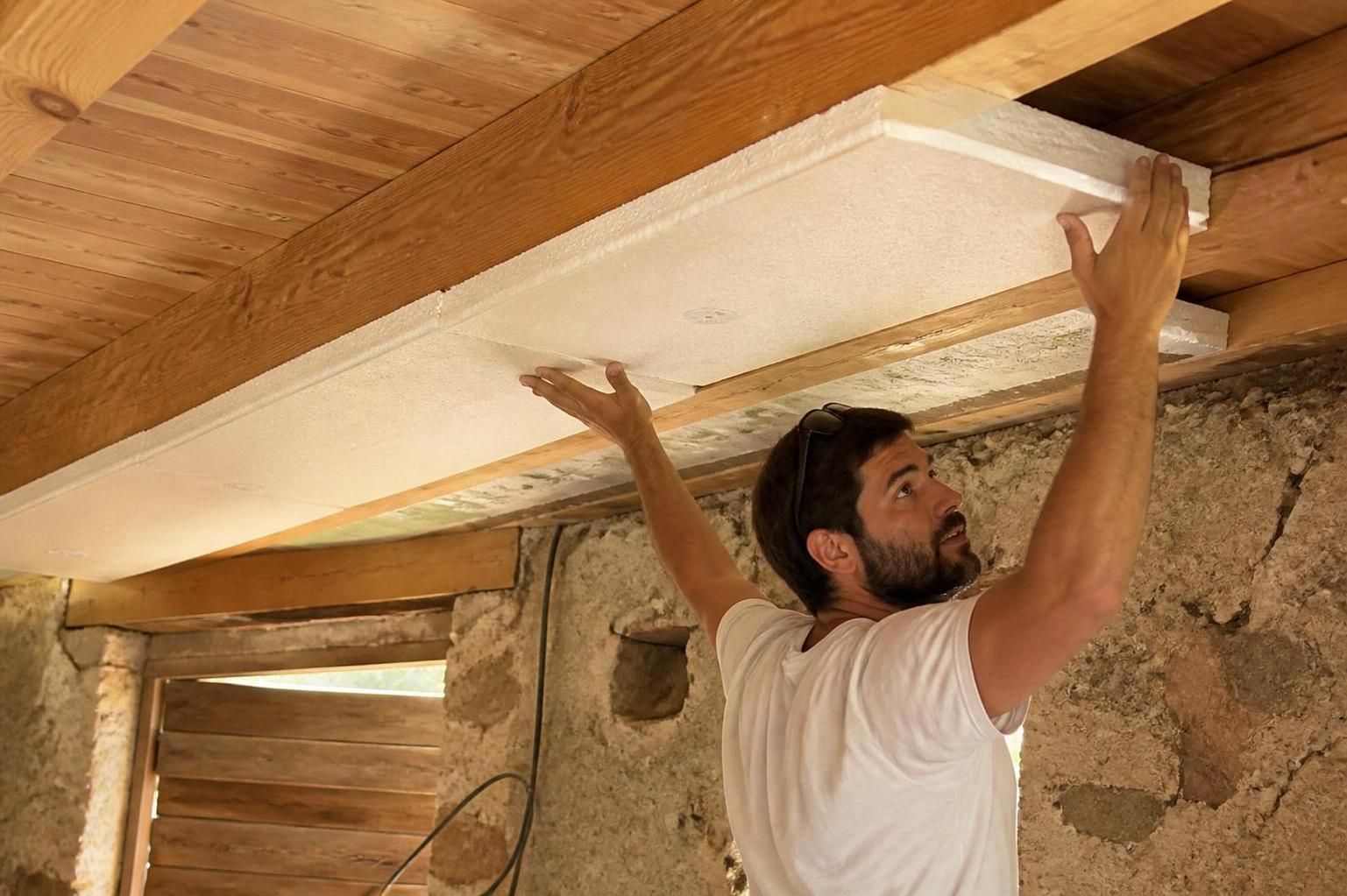 découvrez nos conseils pratiques pour bien isoler votre plafond et réduire votre consommation d'énergie tout en améliorant le confort de votre maison.