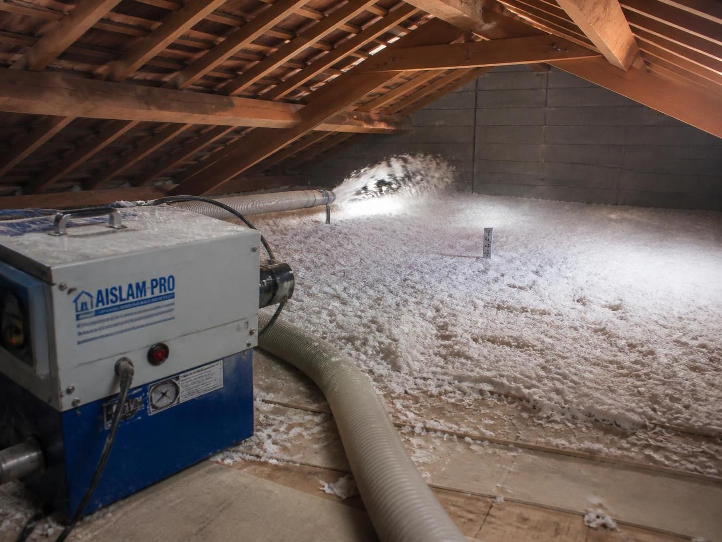découvrez nos conseils pratiques pour bien isoler votre plafond et réduire efficacement votre consommation d'énergie tout en améliorant le confort de votre maison.