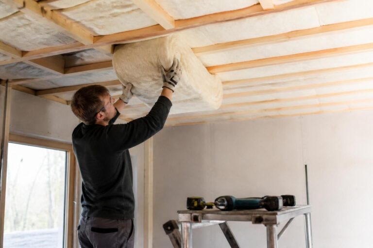 découvrez nos conseils pratiques pour bien isoler votre plafond et réduire efficacement votre consommation d'énergie tout en améliorant le confort de votre maison.