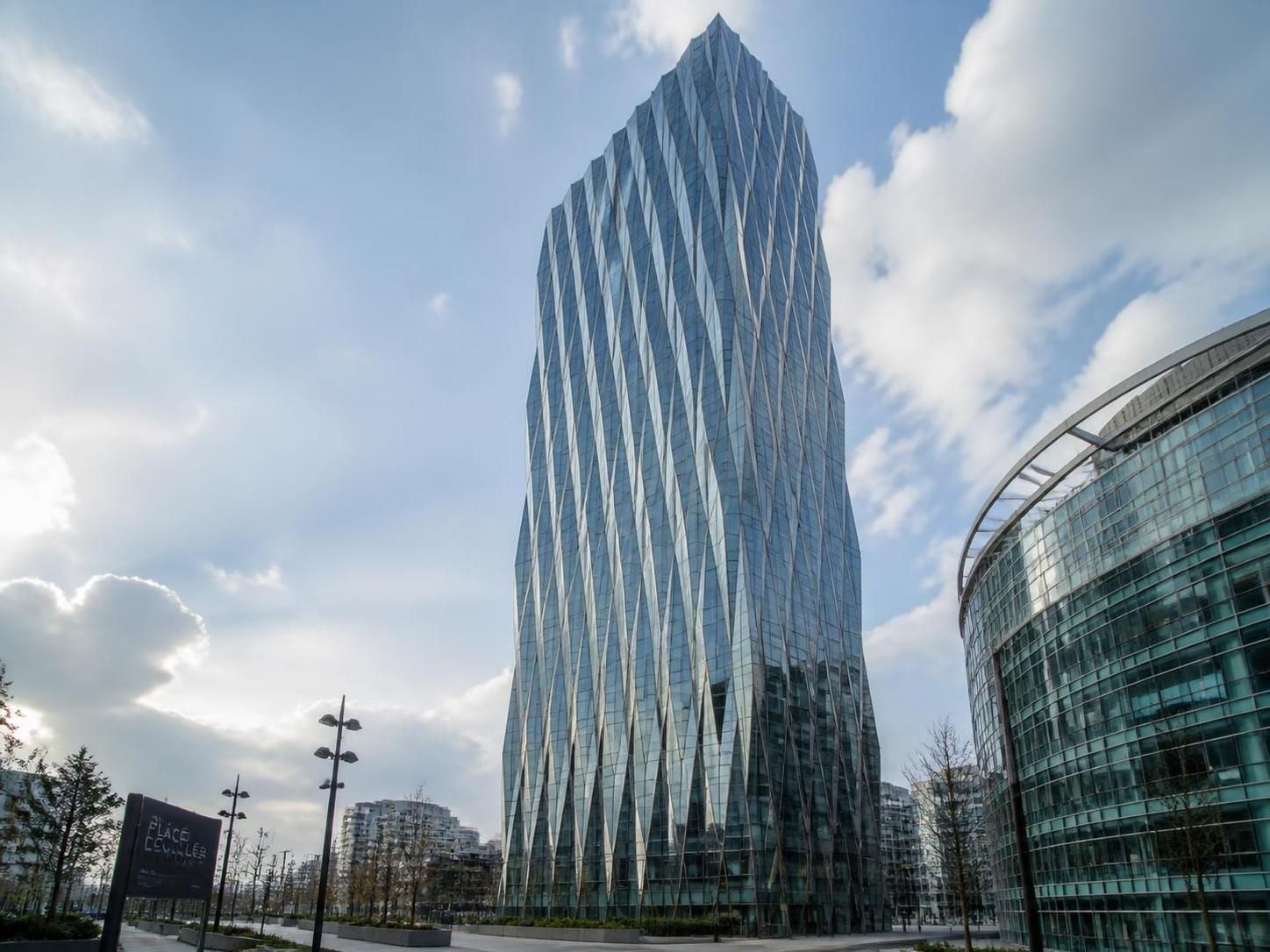 découvrez la tour carpe diem située au 31 place des corolles à courbevoie, un symbole d'architecture moderne et un lieu emblématique du quartier d'affaires.