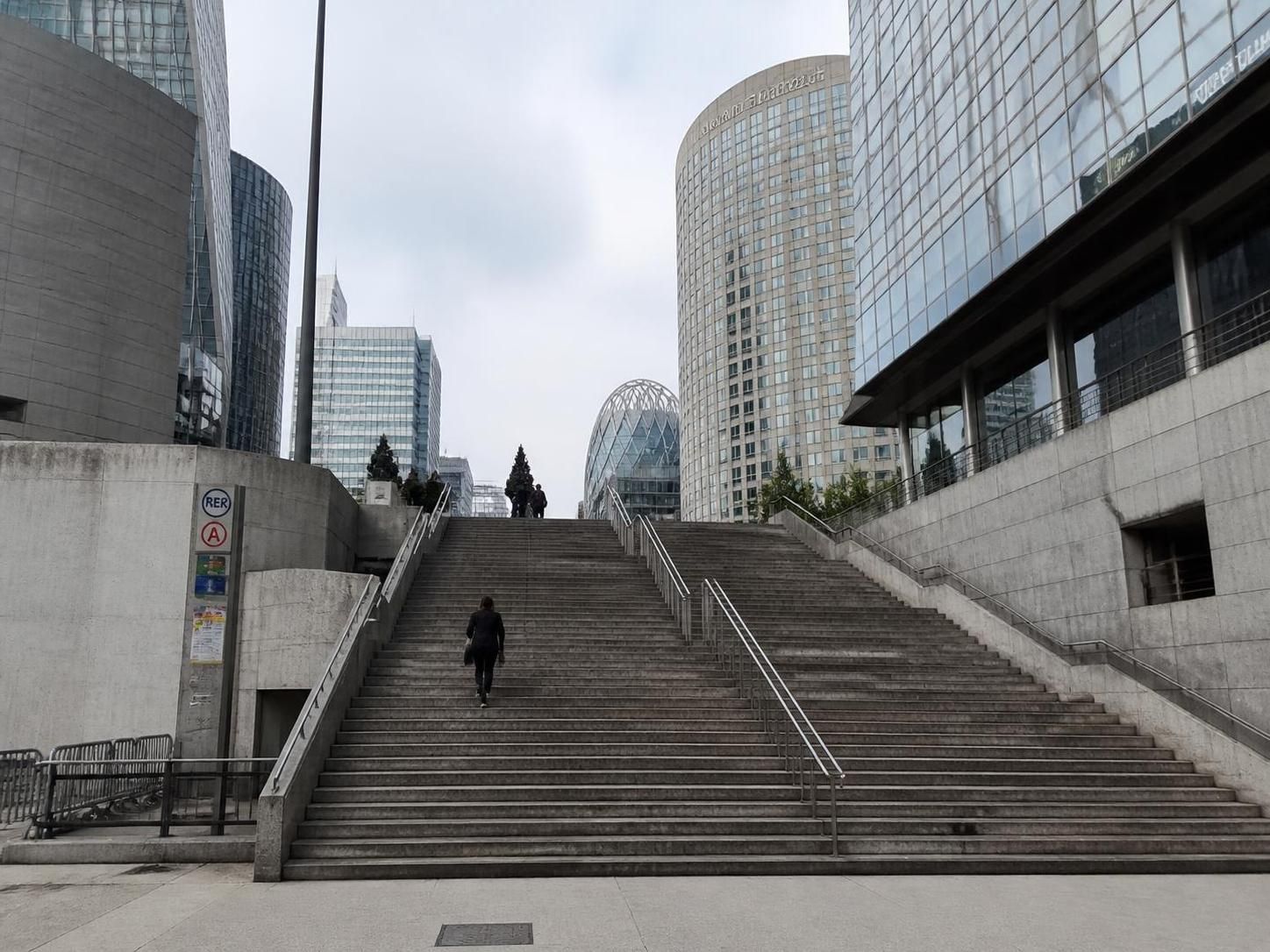 découvrez la tour carpe diem située au 31 place des corolles à courbevoie, un symbole d'architecture moderne et de dynamisme au cœur du quartier d'affaires.