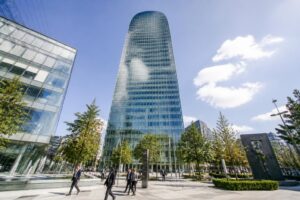 découvrez la tour carpe diem, située au 31 place des corolles à courbevoie, un emblème d'architecture moderne et de dynamique urbaine.