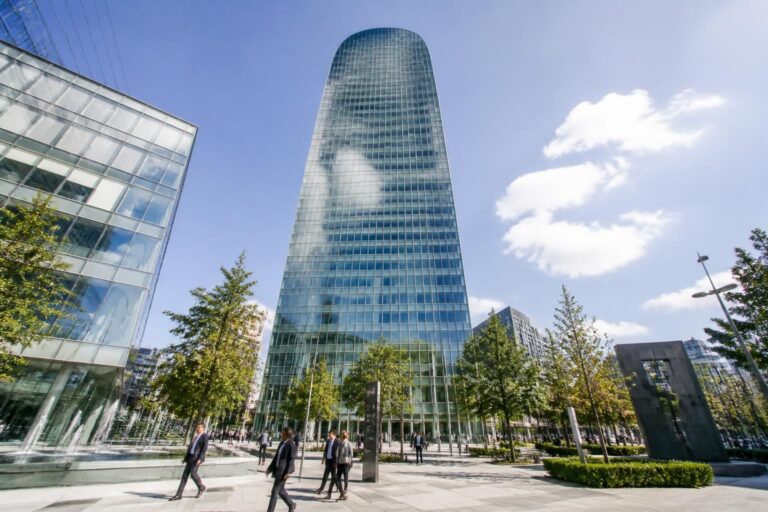 découvrez la tour carpe diem, située au 31 place des corolles à courbevoie, un emblème d'architecture moderne et de dynamique urbaine.