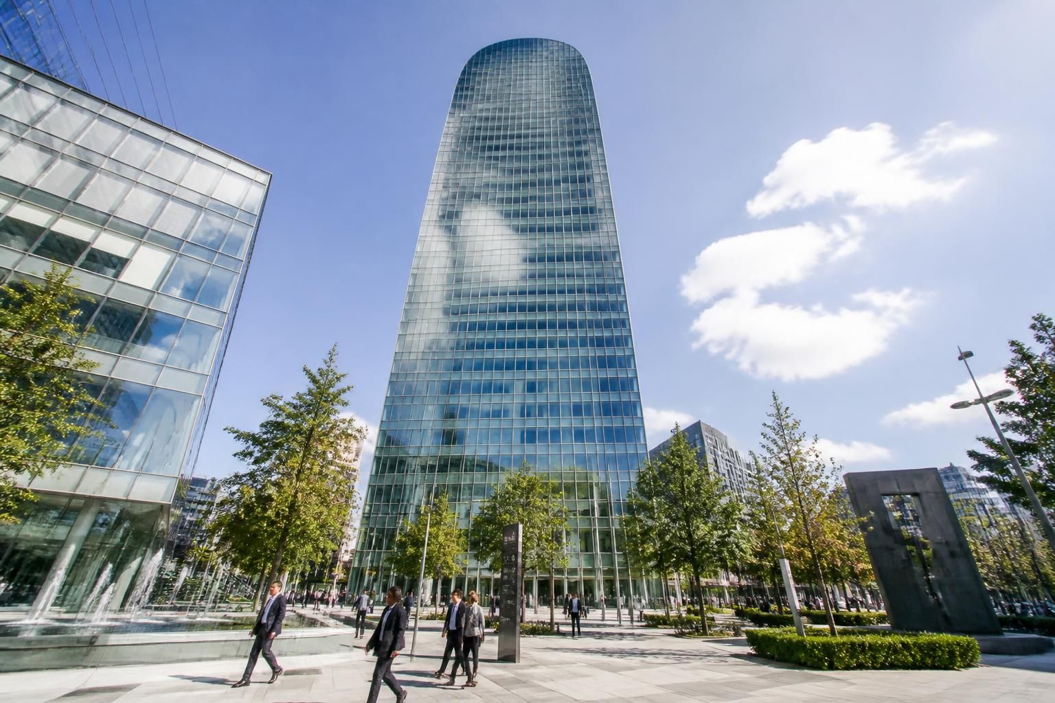 découvrez la tour carpe diem, située au 31 place des corolles à courbevoie, un emblème d'architecture moderne et de dynamique urbaine.