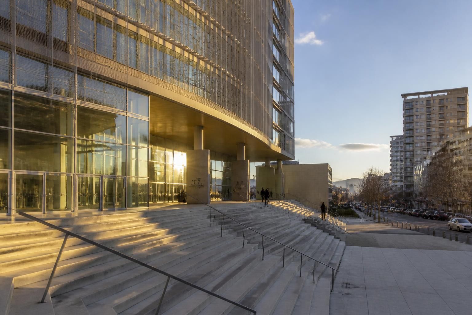 découvrez la tour carpe diem au 31 place des corolles, un chef-d'œuvre d'architecture moderne alliant design innovant et élégance urbaine.