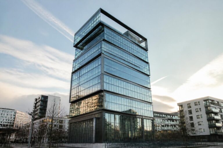 découvrez la tour carpe diem au 31 place des corolles, un exemple emblématique d'architecture moderne alliant design innovant et fonctionnalité urbaine.