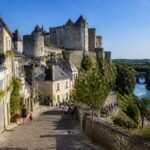 explorez montreuil-bellay, une charmante ville riche en histoire. découvrez ses sites incontournables à visiter pour un voyage mémorable au cœur du patrimoine français.