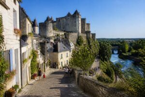 explorez montreuil-bellay, une charmante ville riche en histoire. découvrez ses sites incontournables à visiter pour un voyage mémorable au cœur du patrimoine français.