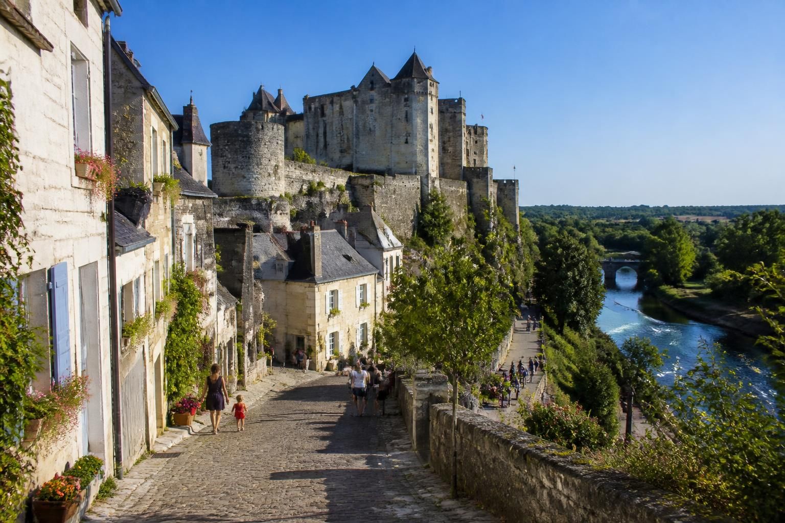 explorez montreuil-bellay, une charmante ville riche en histoire. découvrez ses sites incontournables à visiter pour un voyage mémorable au cœur du patrimoine français.