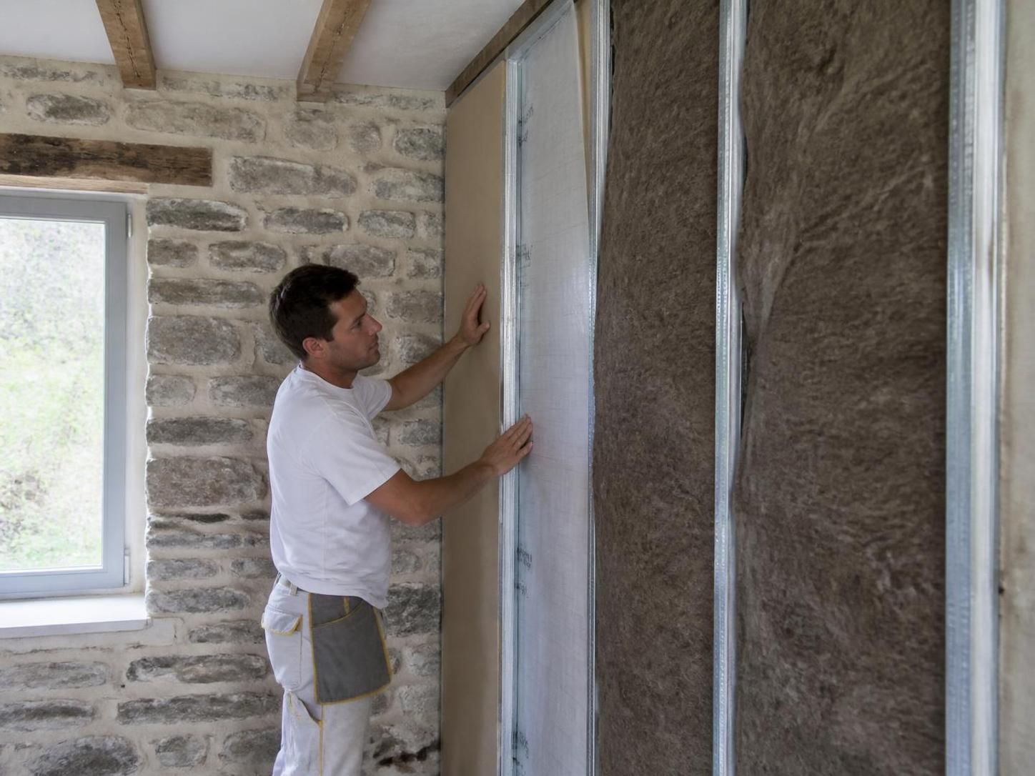 découvrez le prix moyen d'une isolation intérieure en 2026 et les facteurs qui influencent son coût pour optimiser votre budget rénovation.