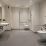 découvrez nos conseils pour aménager une salle de bain pmr alliant fonctionnalité et sécurité, afin de garantir confort et autonomie aux personnes à mobilité réduite.