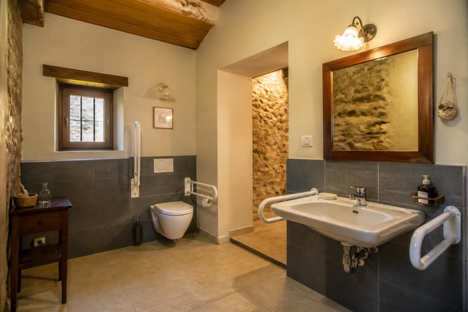 découvrez nos conseils pour aménager une salle de bain pmr fonctionnelle et sécurisée, adaptée aux besoins spécifiques, alliant confort, accessibilité et sécurité.